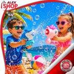 Deca se igraju na plaži sa električnim pištoljima za vodu i balončiće uz more, palme i mnogo vodenih kapljica