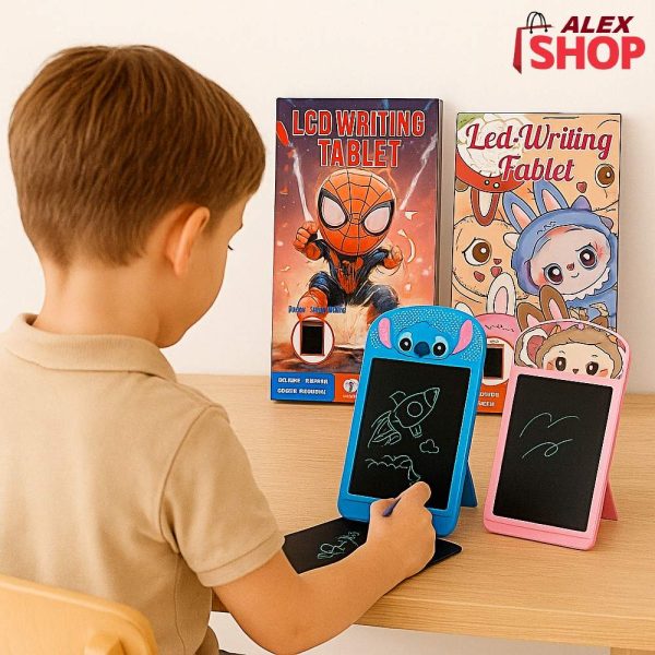 Dečak crta na LCD tabletu uz prikazane kutije Spiderman, Labubu i Stitch modela