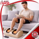 Zgodan muškarac koristi shiatsu masažer za stopala sa grejanjem u dnevnoj sobi