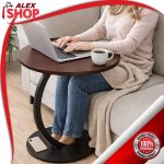 Žena sedi na kauču i koristi moderan C stočić za laptop i šolju kafe u dnevnoj sobi