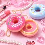 Balzam za usne krofnica sa priveskom na dekorativnoj pozadini