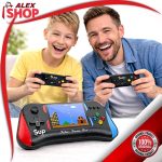 Otac i sin zajedno igraju retro prenosivu konzolu Sup Game Box sa ugrađenim igrama
