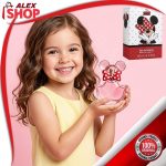Devojčica drži Disney Minnie Mouse dečiji parfem u ruci
