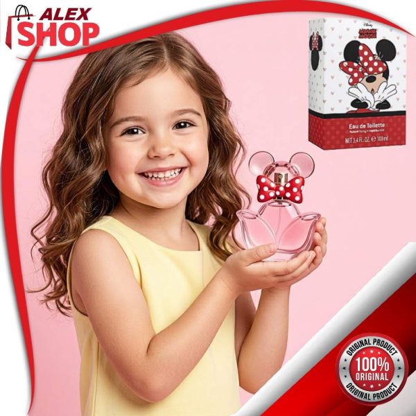 Devojčica drži Disney Minnie Mouse dečiji parfem u ruci