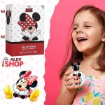 Devojčica koristi Disney Minnie Mouse parfem i uživa u mirisu