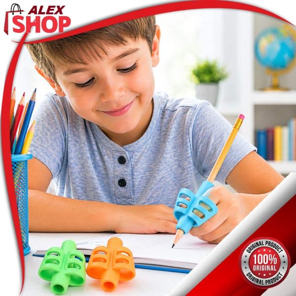 Dečak koristi silikonski držač za olovku za pravilno pisanje i lep rukopis