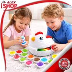 Deca se igraju edukativnom igračkom za podudaranje jaja sa bojama i oblicima