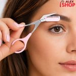 Devojka koristi makaze za obrve sa češljićem za precizno oblikovanje