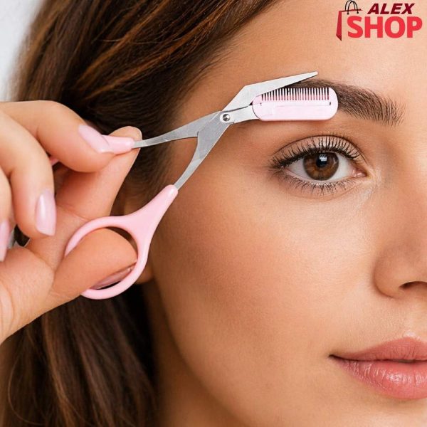 Devojka koristi makaze za obrve sa češljićem za precizno oblikovanje