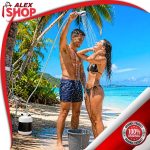 Prenosivi tuš za kampovanje koristi se na plaži od strane para