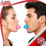 Muškarac i žena koriste silikonski nastavak za trening vilice za zategnut i definisan izgled