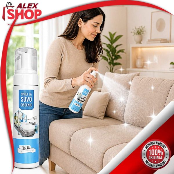 žena koristi suvi čistač za tkanine i čisti trosed u dnevnoj sobi