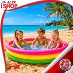 Deca uživaju u Intex dečijem bazenu na peščanoj plaži uz palme, more i sunčano vreme.