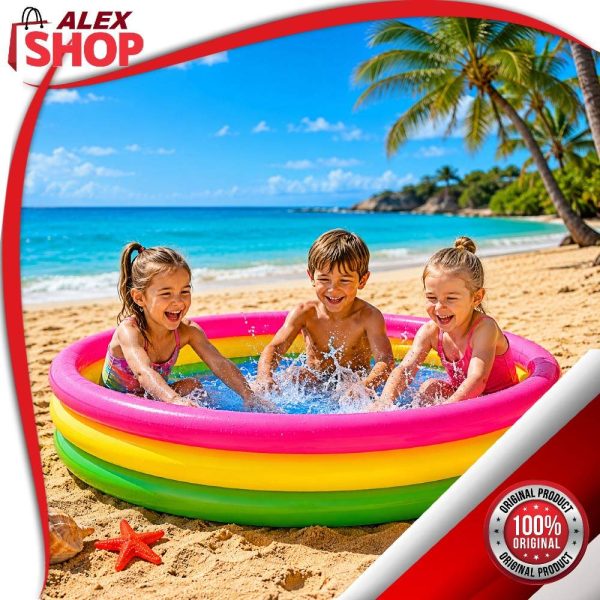 Deca uživaju u Intex dečijem bazenu na peščanoj plaži uz palme, more i sunčano vreme.