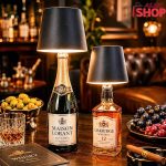 LED lampe na flašama viskija i šampanjca u luksuznom lounge baru
