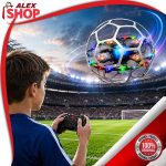 Dete upravlja letećim fudbal dronom sa LED svetlima na velikom fudbalskom stadionu.