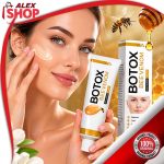 Žena nanosi Botox kremu sa medom i pčelinjim otrovom za negu i podmlađivanje kože lica