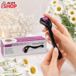 Derma roller sa pakovanjem proizvoda u beauty okruženju