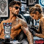 Tattoo umetnica tetovira mladića uz Tattoo kremu za negu kože