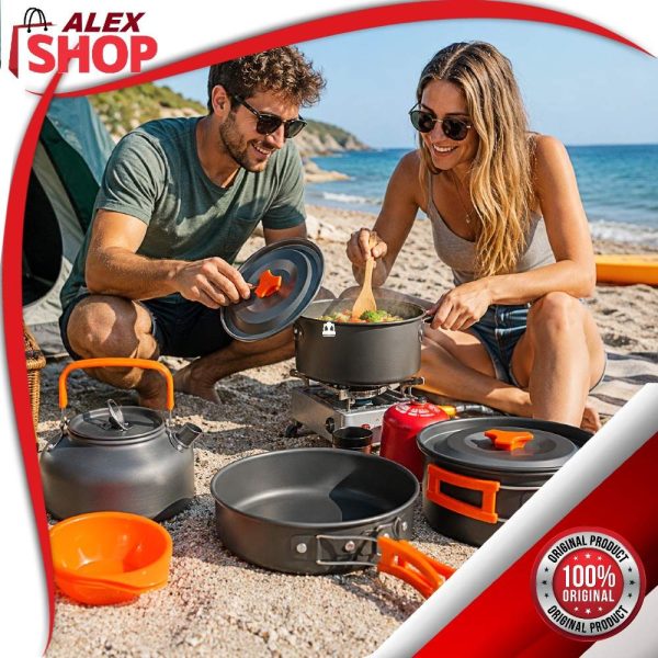 Set aluminijumskog posuđa za kampovanje na plaži dok momak i devojka pripremaju obrok pored mora.
