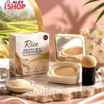 Otvoren Rice BB puder sa sunđer aplikatorom, kutijom proizvoda i dekoracijom inspirisanom pirinčem.