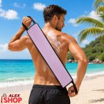 Muškarac na plaži koristi platnenu traku za nanošenje kreme za sunčanje na leđa bez pomoći druge osobe.
