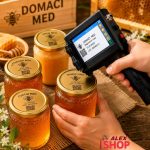 Profesionalni ručni inkjet štampač štampa naziv meda, datum proizvodnje i LOT broj na poklopcima tegli.