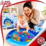 Mama oduševljeno posmatra bebu koja se igra na prostirci sa vodom za bebe u obliku ribe, uz originalnu kutiju proizvoda.