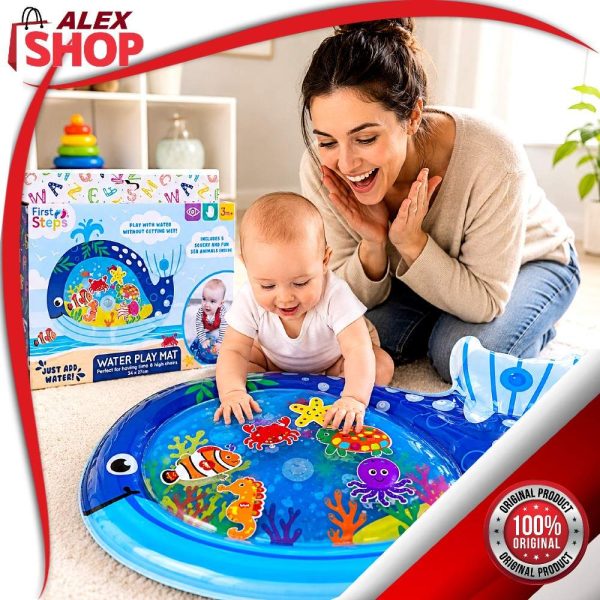 Mama oduševljeno posmatra bebu koja se igra na prostirci sa vodom za bebe u obliku ribe, uz originalnu kutiju proizvoda.