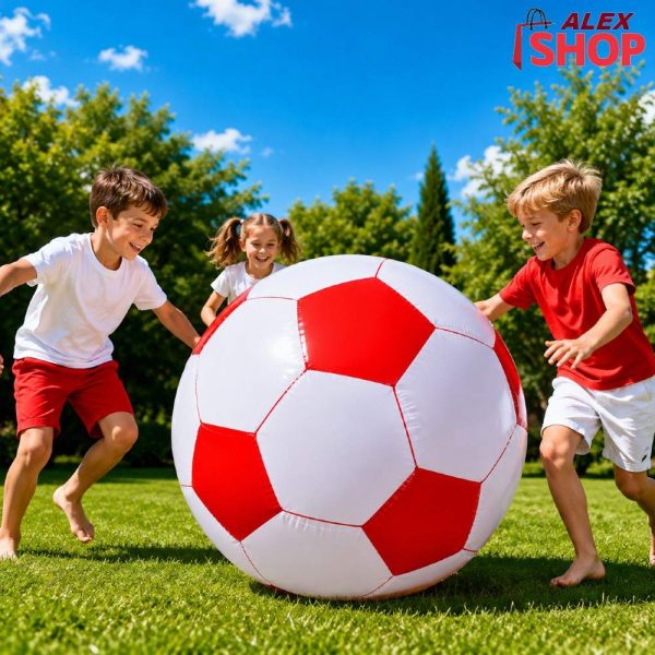 Deca se igraju džinovskim crveno-belim balonom fudbalskom loptom od 120 cm
