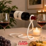 Magični kanap za flašu vina sa čašama i svećom na stolu