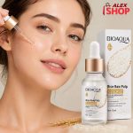 Devojka nanosi serum sa pirinčem i hijaluronskom kiselinom za hidrataciju i blistav ten.