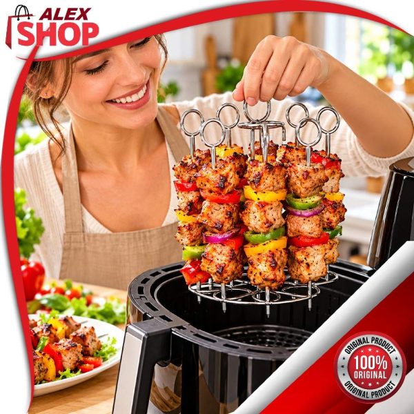 Inox ražnjići za Air Fryer – set za vertikalno pečenje mesa i povrća, žena vadi ražnjiće sa pečenim mesom i paprikom iz friteze na vruć vazduh.