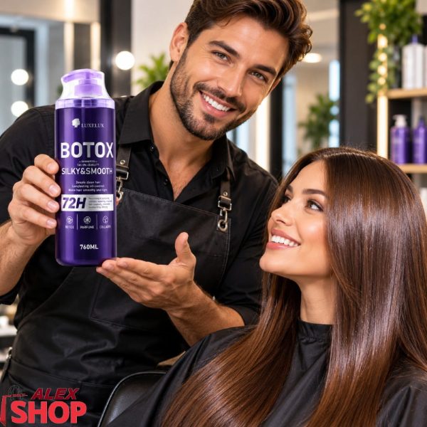 Frizer u kozmetičkom salonu predstavlja LUXELUX Botox Silky & Smooth šampon 760 ml klijentkinji sa dugom, sjajnom kosom.